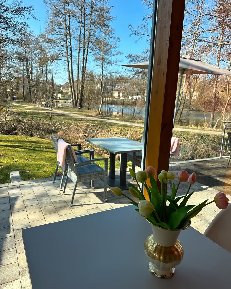 Terrasse des Cafés in Ammerndorf mit Blick aufs Wasser