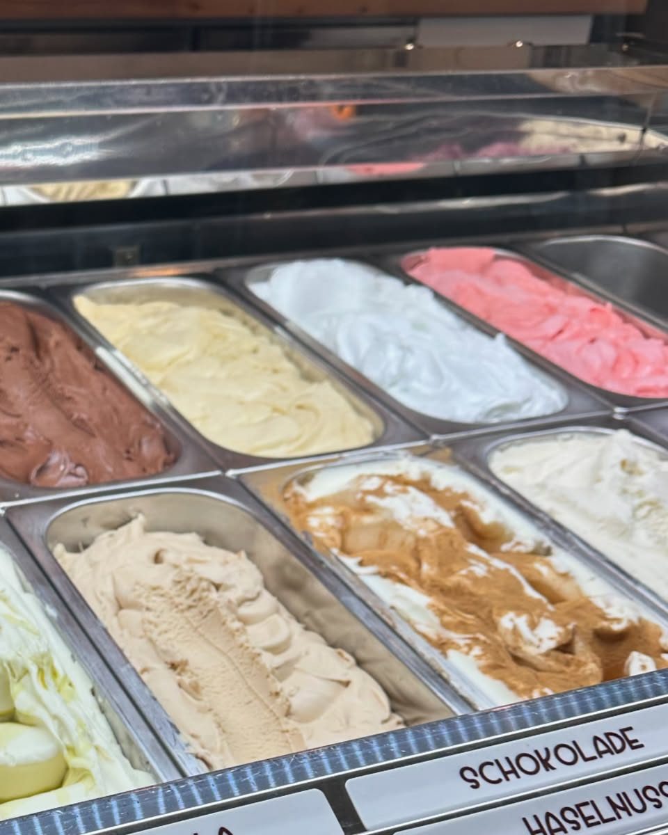 Die Eistheke bei Loisl's mit Schokolade, Vanille, Haselnuss und weiteren Sorten