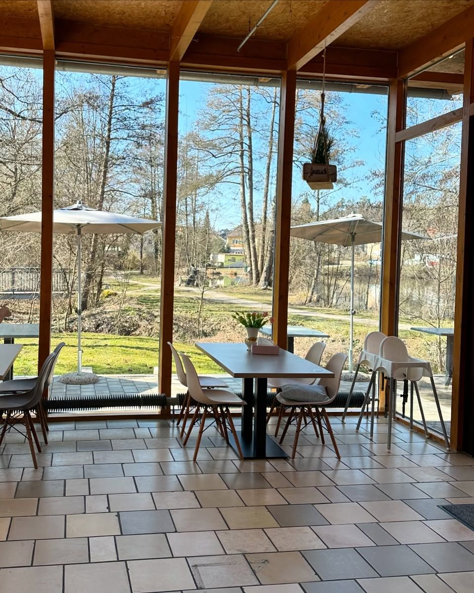Gastraum des Cafés mit großen Fenstern