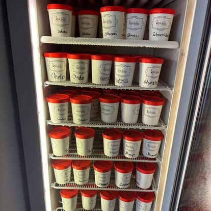 Kühlregal mit Loisl's-Eisbechern zum Mitnehmen